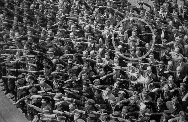 Slavenā 1936. gada fotogrāfija, kur Hamburgā viens cilvēks atteicās demonstrēt nacistu sveicienu (ekrānuzņēmums no "X")