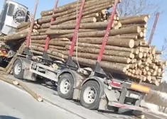 VIDEO: Ķekavas novadā baļķvedējs sadūries ar fūri un vieglo spēkratu. Mediķi snieguši palīdzību vieglās automašīnas šoferim