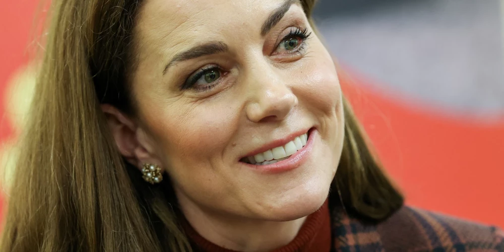 Princese Ketrīna šā gada 11. februārī, viesojoties sieviešu cietumā Anglijā, izvēlējusies dizaineres Ketrīnas Džeimsas “vintage” stila zelta un pērļu auskarus.