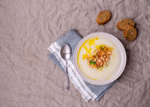 Ziedkāpostu zupa ar baltajām pupiņām