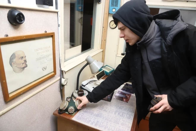 Владислав Сенкан показывает Музей бункера связи Рижского судоремонтного завода.