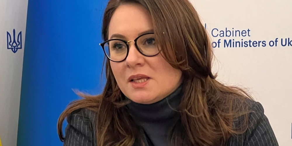 "Mūsu rīcībā ir informācija, ka materiāli aptuveni 350 miljardu dolāru vērtībā atrodas uz laiku okupētajā teritorijā," preses konferencē Kijivā sacīja premjerministra vietniece Jūlija Sviridenko.