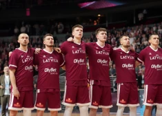 Latvijas basketbolisti uzveic Slovākiju un noslēdz Eiropas čempionāta kvalifikāciju ar perfektu bilanci