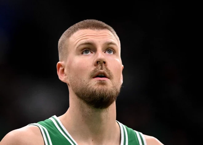 Porziņģis gūst 15 punktus "Celtics" uzvarā pār "Knicks"