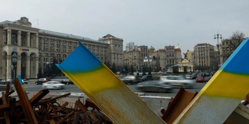 Prettanku konstrukcijas Neatkarības laukumā Ukrainas galvaspilsētā Kijivā. 2025. gada 14. februāris.
