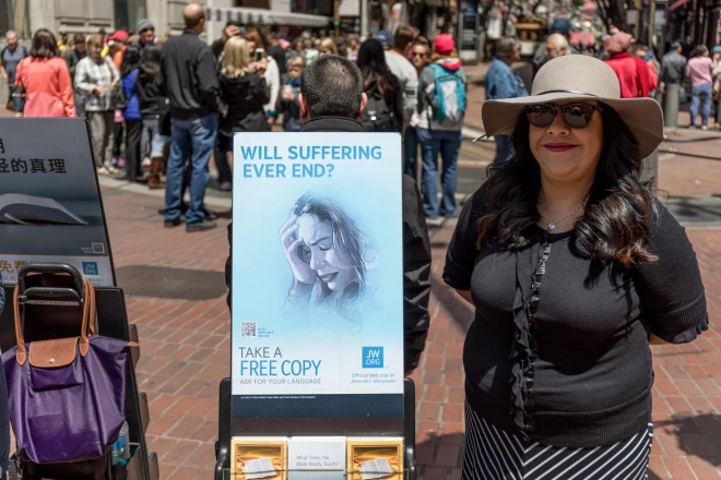 Austrālijā, ASV un Rietumeiropā pēdējos gados parādās aizvien vairāk liecību par to, ka seksuālās vardarbības sātans iemiesojies arī Jehovas liecinieku “paradīzē”.