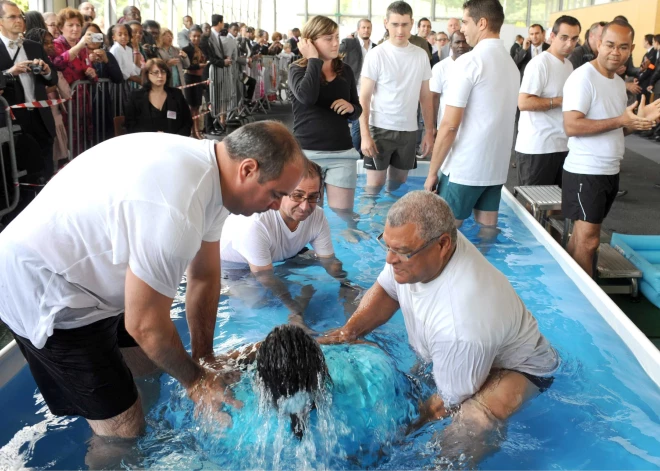 Jehovas lieciniekus vajā seksa skandāli: draudzes locekļi uzmācas un seksuāli izmanto bērnus