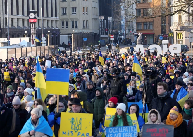 В третью годовщину войны в Украине у памятника Свобода прошла акция "Вместе до победы!".