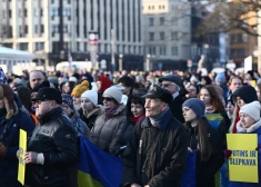 FOTO: ļaudis pulcējas pie Brīvības pieminekļa atbalsta akcijā Ukrainai "Kopā līdz uzvarai!"