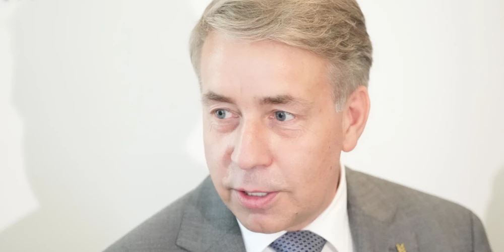 Īsi pirms tam, kad premjere Evija Siliņa pieprasīja labklājības ministra atkāpšanos, Uldis Augulis solīja strādāt pie bērnu pabalstu pārskatīšanas, bāzes pensijas ieviešanas un pensiju 2. līmeņa darbības uzlabošanas. 