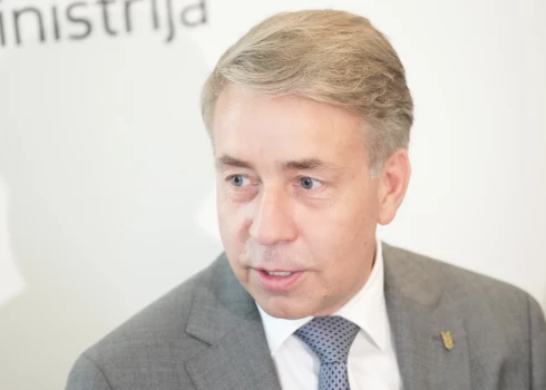 Īsi pirms tam, kad premjere Evija Siliņa pieprasīja labklājības ministra atkāpšanos, Uldis Augulis solīja strādāt pie bērnu pabalstu pārskatīšanas, bāzes pensijas ieviešanas un pensiju 2. līmeņa darbības uzlabošanas.