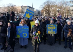 ФОТО: более 500 человек собрались у памятника Свободы на акции поддержки Украины "Вместе до победы!"