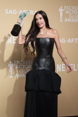 Деми Мур, победительница в категории «Лучшая женская роль» за фильм «Субстанция», позирует в пресс-зале во время 31-й ежегодной церемонии вручения премии Гильдии киноактеров США в Shrine Auditorium and Expo Hall 23 февраля 2025 года в Лос-Анджелесе, Калифорния.