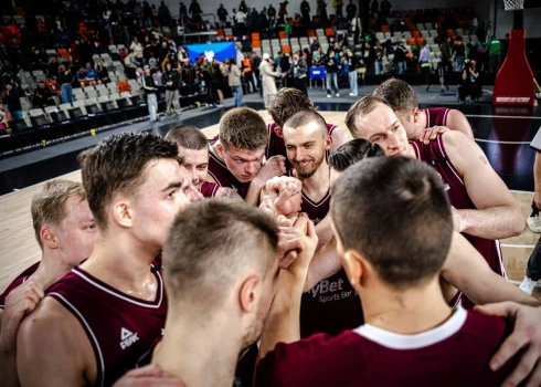 Latvijas basketbola izlase pēc uzvaras pār Slovākiju 2025. gada 23. februārī.