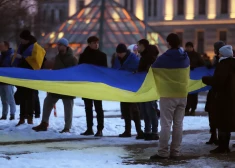 FOTO: ļaudis pauž solidaritāti pie Ukrainas vēstniecības, pieminot Krievijas invāzijas 3. gadskārtu 