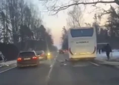 VIDEO: uz Liepājas šosejas notikusi pasažieru autobusa un vieglās automašīnas avārija