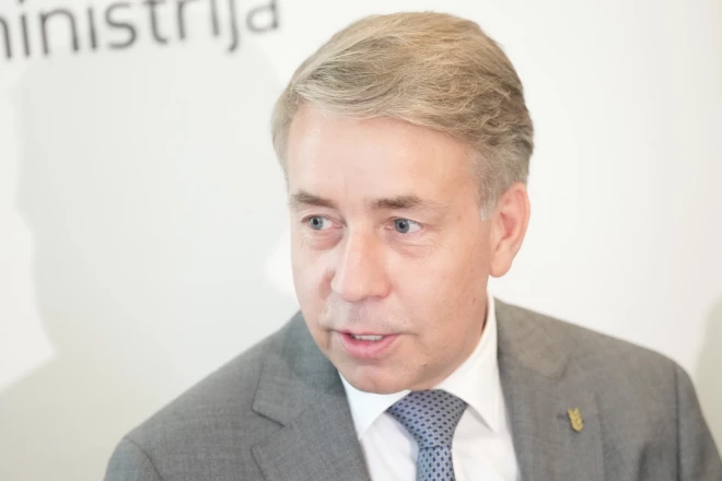 Īsi pirms tam, kad premjere Evija Siliņa pieprasīja labklājības ministra atkāpšanos, Uldis Augulis solīja strādāt pie bērnu pabalstu pārskatīšanas, bāzes pensijas ieviešanas un pensiju 2. līmeņa darbības uzlabošanas.