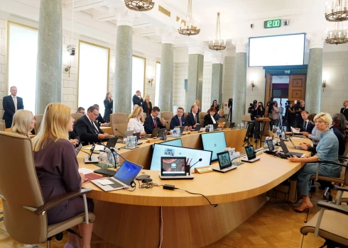 Latvijas 42. ministru kabinets Evikas Siliņas vadībā vairs nav tik vienots, kāds tas bija tā pirmajā sēdē 2023. gada 19. septembrī. 