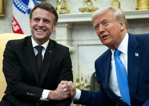 Francijas prezidents Emanuels Makrons tikšanās laikā ar ASV prezidentu Donaldu Trampu.