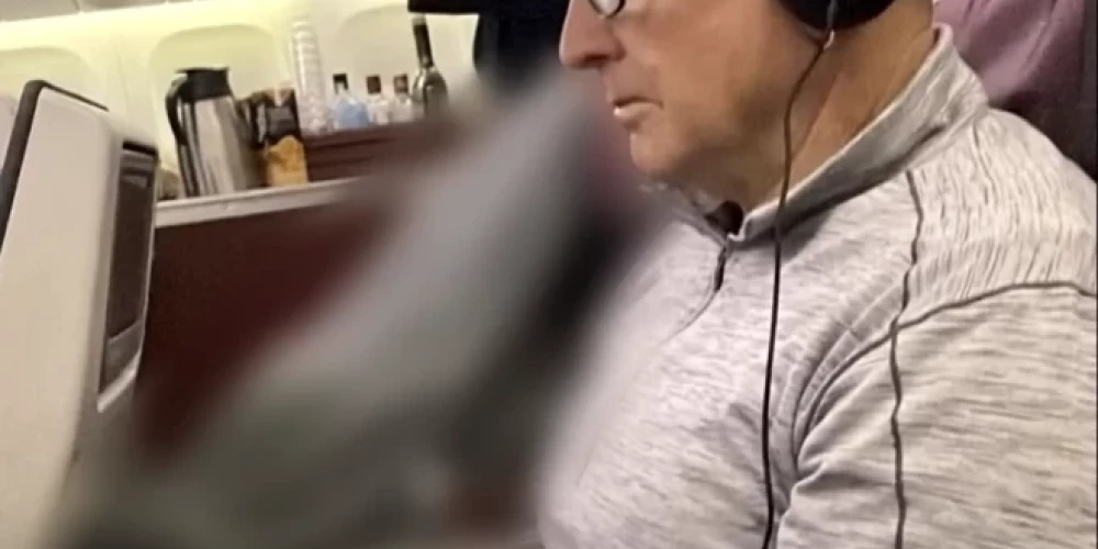 Во время полета австралийская пара была вынуждена провести четыре часа рядом с умершей женщиной.