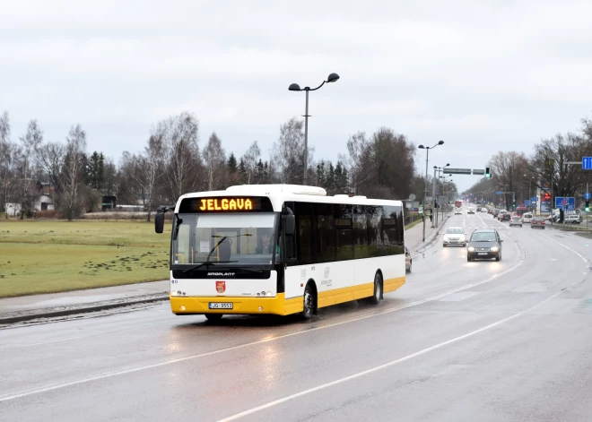 Jelgavā autobusi līdz galamērķiem netiek – atkalas dēļ ceļi kļuvuši slideni