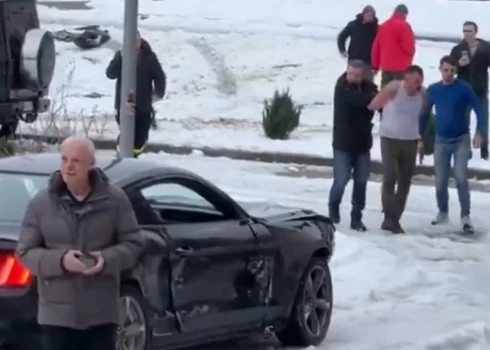 Cietušie īpašnieki un satrauktie pilsoņi šoferi aizturēja un nodeva policijai.