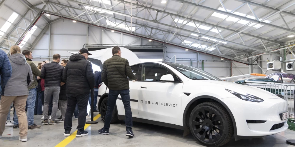 Lai gan Tesla ir ļoti atpazīstama zīmola vārds, uzņēmums ir saskāries ar zināmiem izaicinājumiem, kas saistīti ar patērētāju uzticības saglabāšanu. 