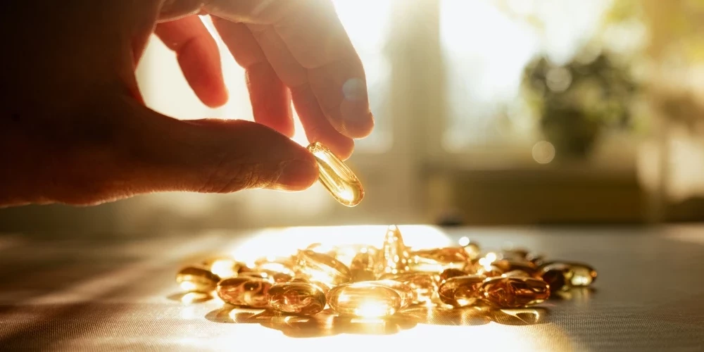 Одной из основных причин его недостатка является недостаточное воздействие солнечного света - для оптимального уровня витамина D необходимо как минимум 30 минут в день.