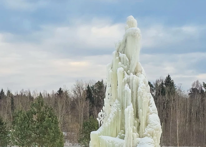 Vērienīgā ledus skulptūra tapusi cilvēkam sadarbojoties ar dabu.