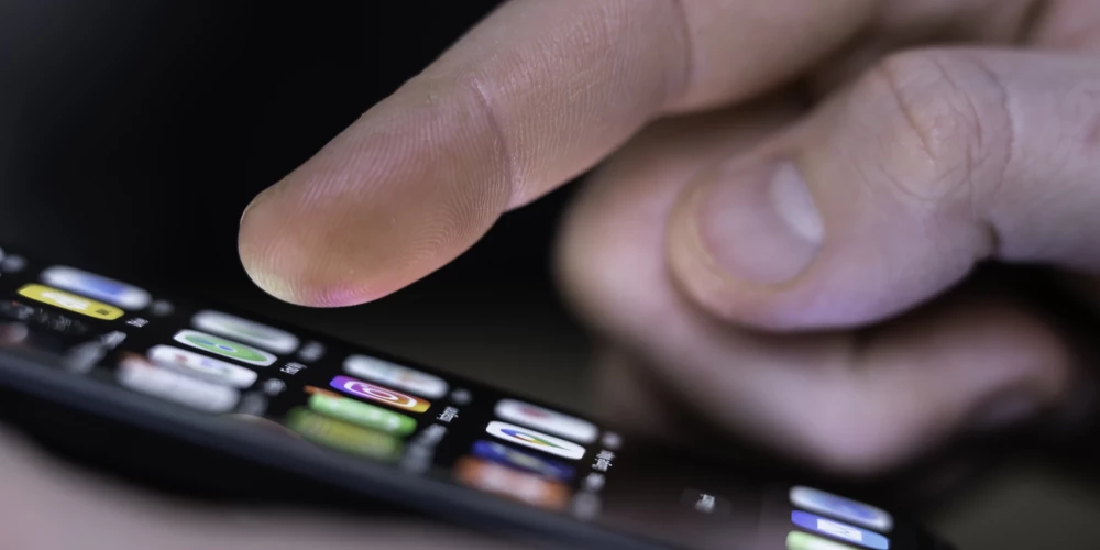SYMBOL - 25 January 2025, Baden-Württemberg, Rottweil: A man operates an iPhone on which apps can be seen. Photo: Silas Stein/dpa
