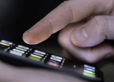 SYMBOL - 25 January 2025, Baden-Württemberg, Rottweil: A man operates an iPhone on which apps can be seen. Photo: Silas Stein/dpa