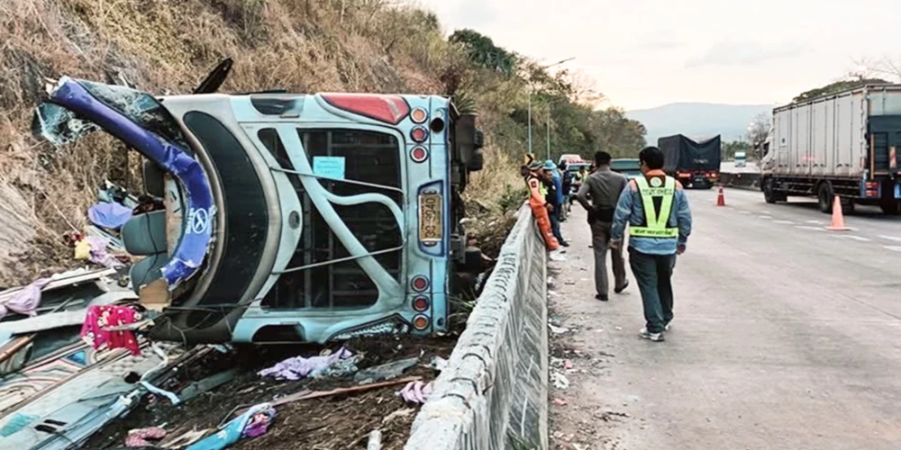 Traģiskajā autobusa avārijā Taizemes austrumos gāja bojā 18 cilvēki.