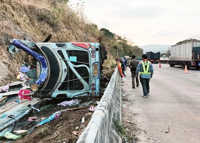 Traģiskā avārijā Taizemes austrumos gāja bojā 18 cilvēki