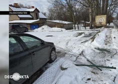 В Риге женщина на джипе перепутала газ с тормозом: итог - припаркованный BMW остался без колеса, столб сломан, а кафе едва уцелело