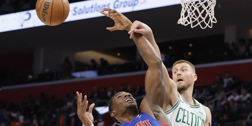 Kristaps Porziņģis (no labās) cīņā par atlēkušo bumbu. 