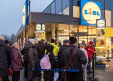 Kuldīgā savas durvis vēris “Lidl” veikals - Roberts veikala atvēršanu gaidīja 9 stundas