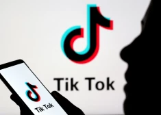 Sieviete alkohola reibumā filmē "TikTok" tiešraidi, kamēr mazgadīgie bērni lūdz palīdzību