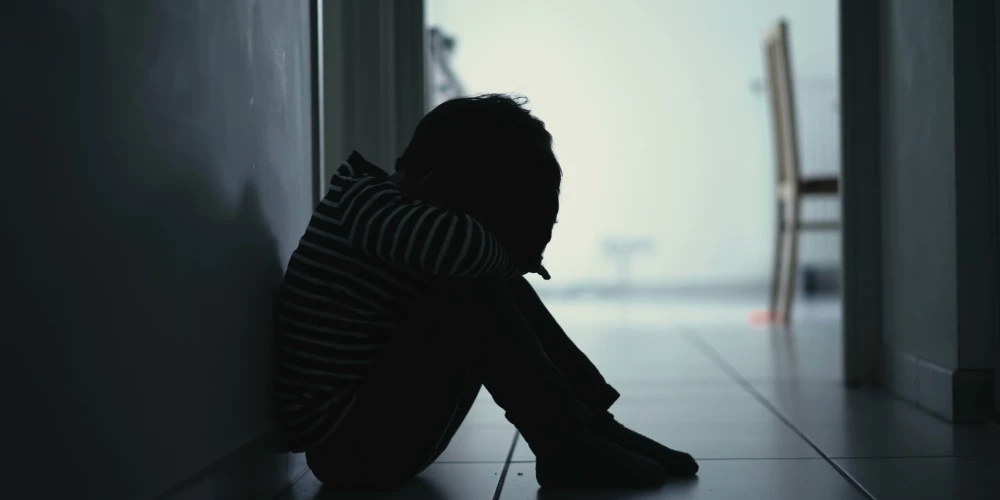 Saskaņā ar Bērnu tiesību aizsardzības likumu, par šādu administratīvu pārkāpumu piemēro brīdinājumu vai naudas sodu līdz 210 eiro. Materiāli pēc piekritības tiks nosūtīti Ventspils novada domes Administratīvajai komisijai lēmuma pieņemšanai par soda apmēru.