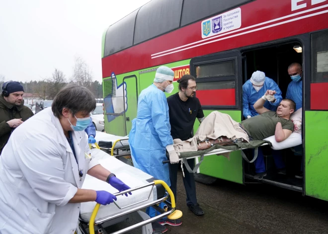 Ieradies palīdzības autobuss ar Krievijas sāktajā karā smagi ievainotajiem ukraiņu kareivjiem Rīgas Austrumu klīniskajā universitātes slimnīcā.