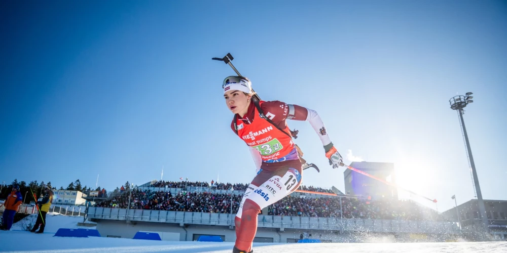 Estere Volfa distancē.