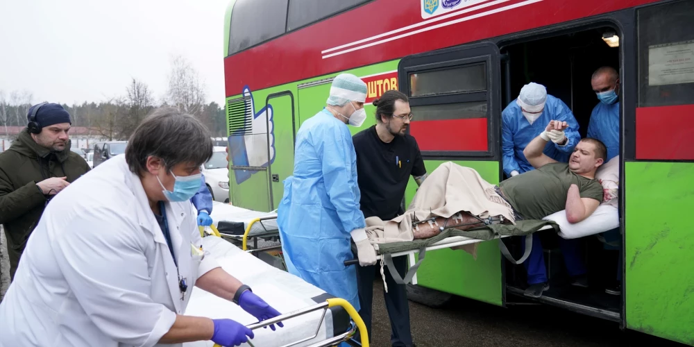 Ieradies palīdzības autobuss ar Krievijas sāktajā karā smagi ievainotajiem ukraiņu kareivjiem Rīgas Austrumu klīniskajā universitātes slimnīcā.