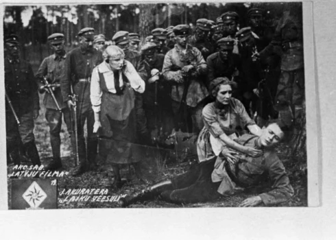 Романтизированные истории о несчастной любви были популярны как в бульварных романах, так и в кинофильмах. Неудивительно, что юные девушки, поддавшись их влиянию, спешили сделать вывод, что без любви жизнь теряет смысл.  На изображении – кадр из фильма «Вихрь времен», рассказывающего о любви латвийского офицера и немецкой баронессы.