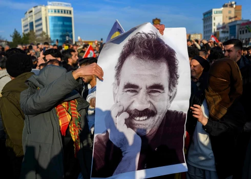 Kurdu demonstranti ar Abdulas Edžalana portretu Turcijas dienvidaustrumos, kur dzīvo liels kurdu īpatsvars