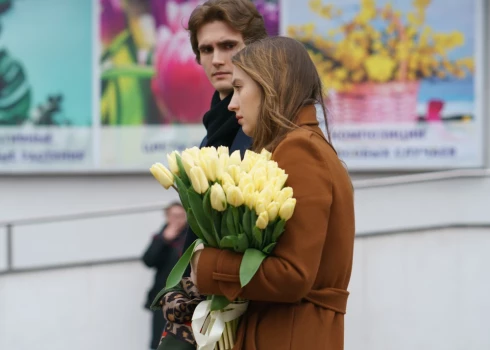 Daudzi vīrieši izvēlas nedāvināt ziedus un neapsveikt sievietes 8. martā, pat ja sievietes to varbūt gaida. Kāpēc?