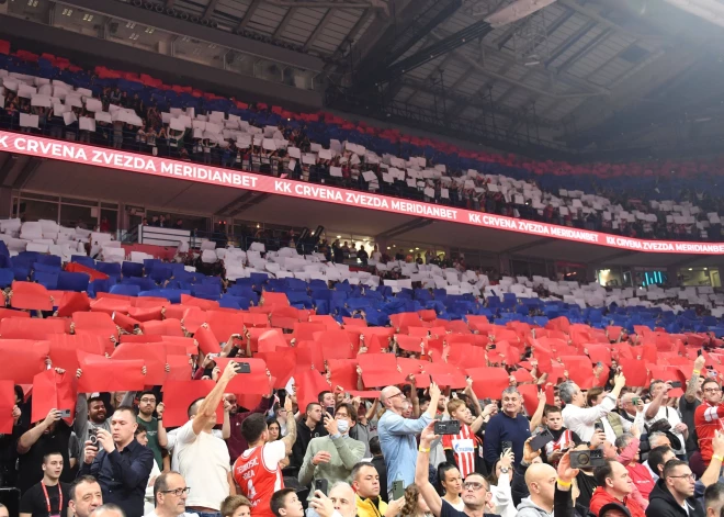 VIDEO: pirms spēles pret “Žalgiris” 20 tūkstoši serbu fanu izrāda atbalstu Krievijai; treneri nomētā ar akmeņiem