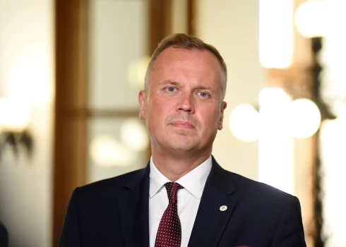 Saeimas deputāts Edgars Tavars norāda, ka "šobrīd no valdības restarta neesot jūtama ne smaka un notiekošais vairāk atgādinot politisko paralīzi".