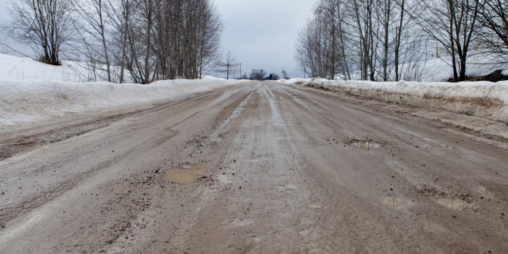 Īpaši bieza sniega sega februārī bija izveidojusies centrālajos un austrumu reģionos, tāpēc tur patlaban grants autoceļi var būt īpaši slideni. 