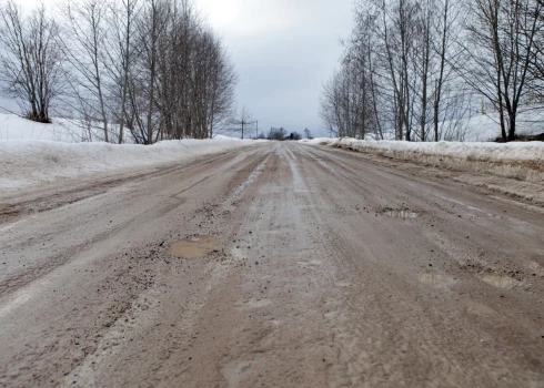 Īpaši bieza sniega sega februārī bija izveidojusies centrālajos un austrumu reģionos, tāpēc tur patlaban grants autoceļi var būt īpaši slideni. 