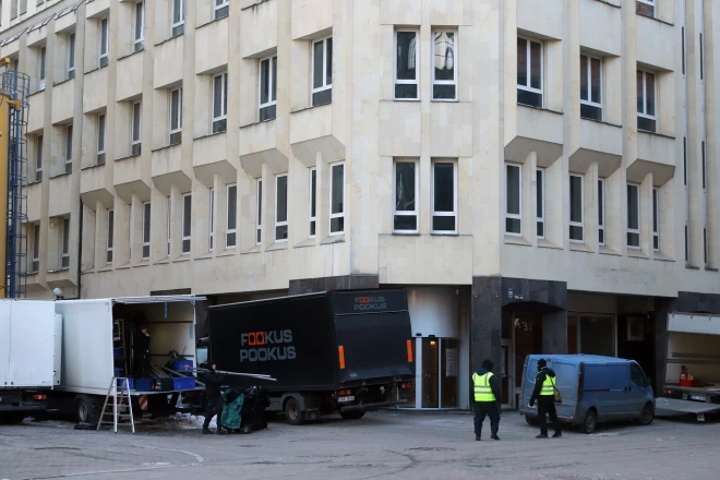 Swedbank bijušajā ēkā Kaļķu ielā 26 pirmo stāvu var noīrēt par 2400 eiro mēnesī.