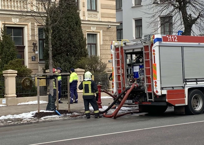  Rīgas centrā lieli glābēju spēki devušies dzēst ugunsgrēku dzīvojamā mājā. 